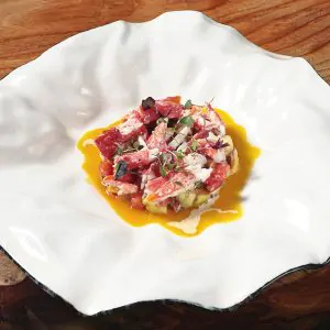 Салат с крабом и соусом из манго